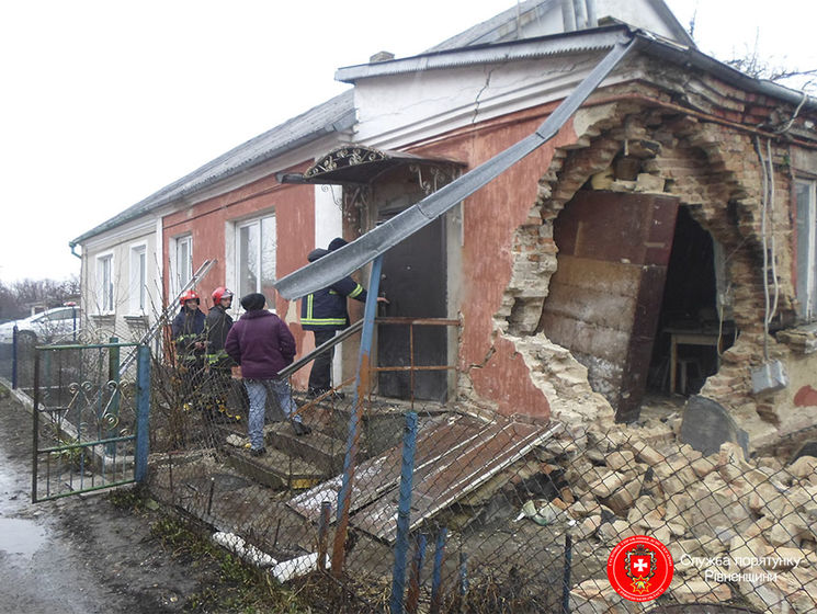 В Ровно частично обрушился дом, в котором находились бабушка с внучкой