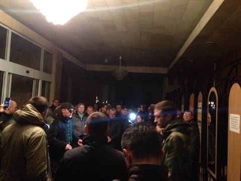 Активисты захватили Волынскую ОГА, требуя, чтобы губернатор поддержал блокаду Донбасса