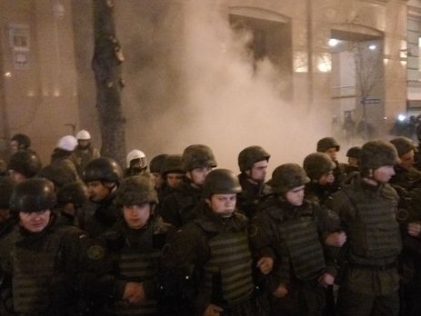 В Киеве протестующие забросали камнями и петардами офис СКМ Ахметова и 
