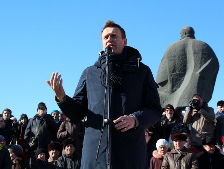 Навального закидали яйцами на митинге в Новосибирске