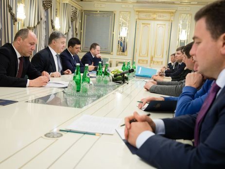 Порошенко обговорив з керівниками парламентських фракцій наслідки блокади, призначення членів ЦВК і пенсійну реформу