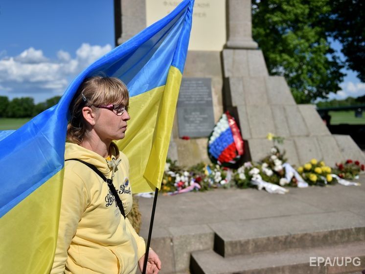 В Москве силовики побили аспиранта, который размахивал из окна флагом Украины