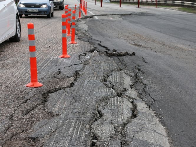 В Крыму разрушился участок дороги между Севастополем и Симферополем. Видео