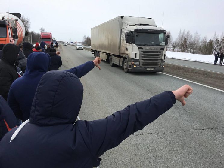 В России дальнобойщики протестуют против системы "Платон"