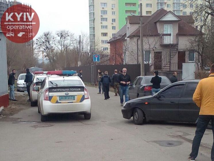 Полиция в Киеве со стрельбой задержала трех иностранцев, которые обворовывали автомобили