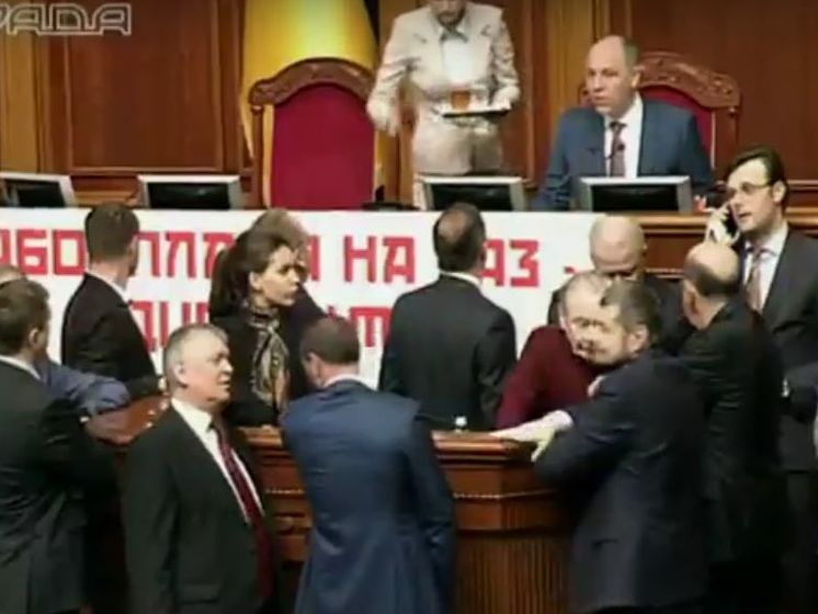 Фракция Радикальной партии блокирует трибуну парламента из-за введения абонплаты за газ