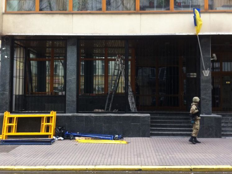 Силовики болгаркой спилили решетку на входе в "Укрнафту". Видео