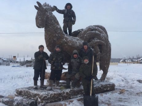 Скульптура гигантского петуха из навоза в России развалилась из-за потепления