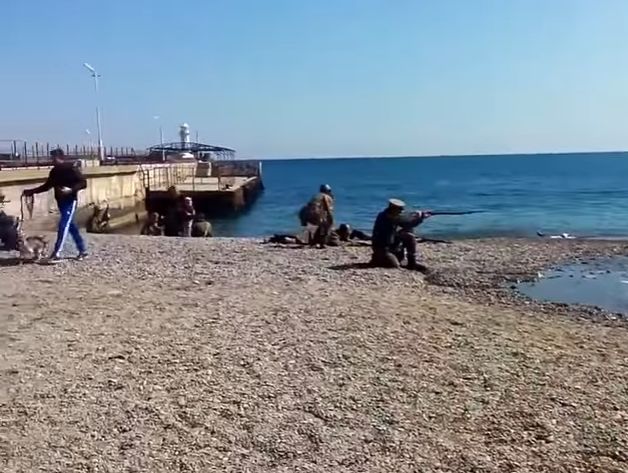 На пляже в Ялте человека в военной форме ранила невидимая граната. Видео