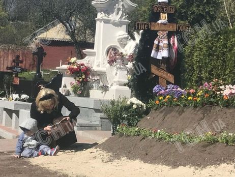 Максакова привела на могилу Вороненкова их сына