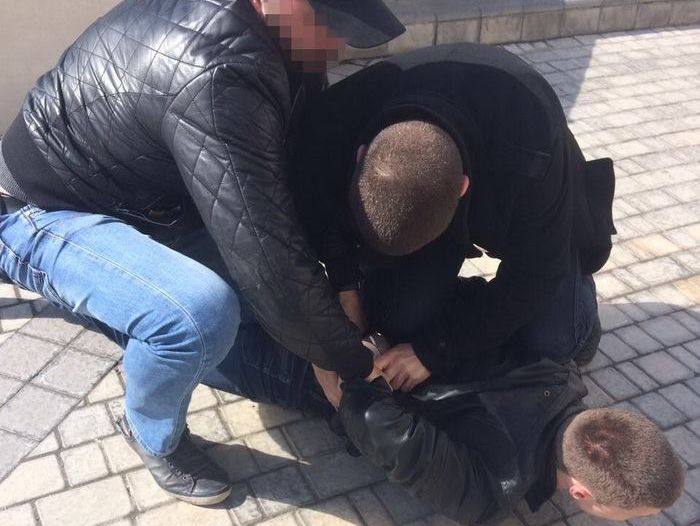 В Одессе СБУ задержала участкового офицера полиции, собиравшего дань с досрочно освобожденных