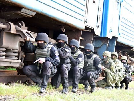 В Мариуполе спецназ Нацполиции учился освобождать заложников из захваченного поезда. Видео
