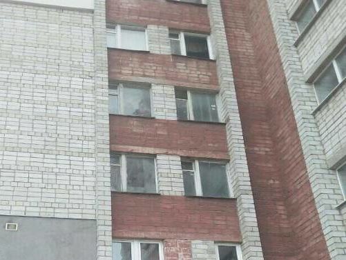 Житель Львова зарезал девушку, а затем выпрыгнул из окна седьмого этажа