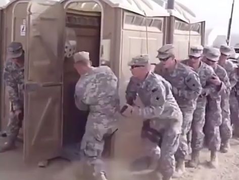 Американский спецназ взял штурмом кабинку биотуалета. Видео
