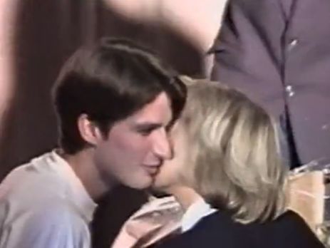 В сети опубликовали запись, как 15-летний Макрон целует в щеку своего преподавателя – будущую жену