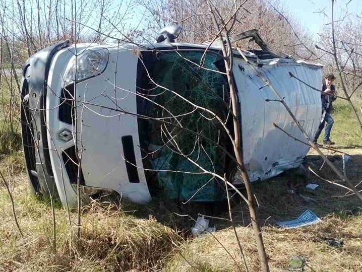 В Луганской области перевернулся микроавтобус с пассажирами. Девять человек попали в больницу