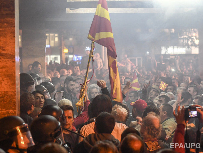 В Македонии сторонники бывшего премьера ворвались в парламент. Видео