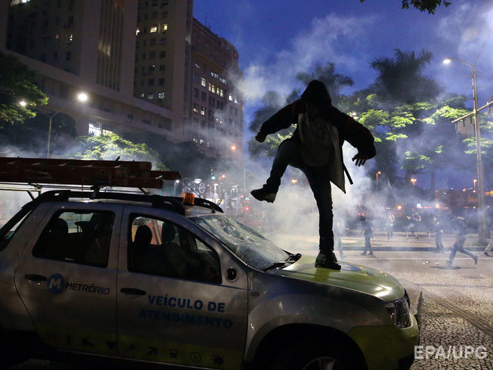 Многомиллионная забастовка в Бразилии: горящие покрышки и стычки с полицией