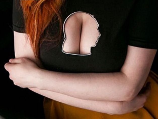 В России выпустили женские футболки с декольте в виде Путина