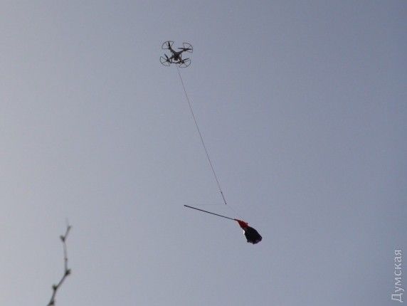 Над Куликовым полем в Одессе, где проходит поминальная акция, летает дрон с красно-черным флагом