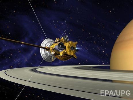 NASA показало полет зонда Cassini между Сатурном и его кольцами