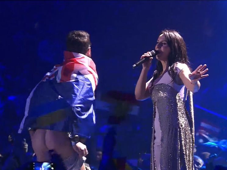 Во время выступления Джамалы на "Евровидении 2017" на сцену вышел мужчина и снял штаны