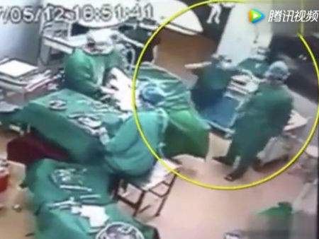 В Китае врачи подрались во время операции. Видео