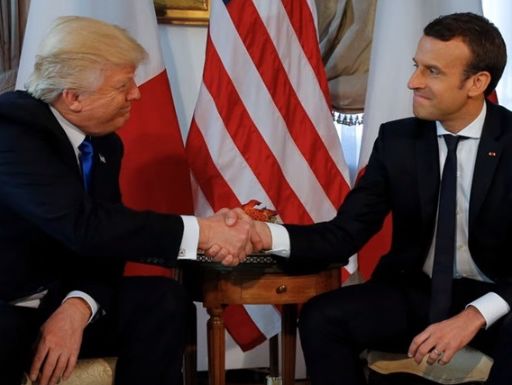 Reuters: Трамп и Макрон так сжали друг другу руки, что у них побелели костяшки. Видео