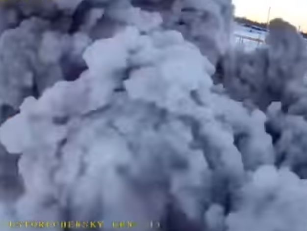 Опубликована запись взрыва бензовоза в РФ, на котором рабочие пытались отогреть вентиль горелкой. Видео