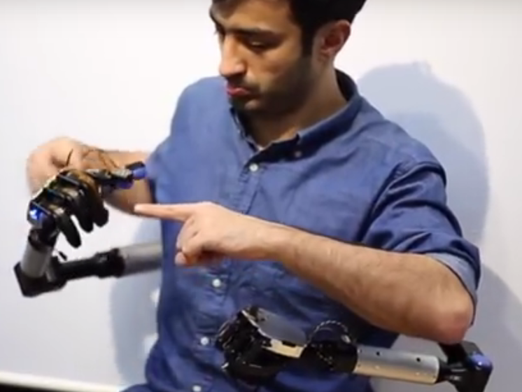 В Японии создали управляемые ногами роборуки. Видео