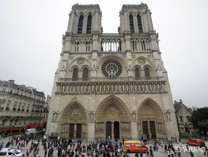 Возле парижского собора Нотр-Дам неизвестный напал с молотком на полицейского