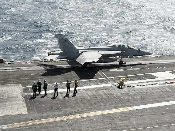 ВМС США нанесли удар по позициям ИГИЛ