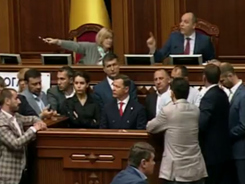 Радикальная партия блокирует трибуну Рады из-за кнопкодавства во время голосования за медреформу