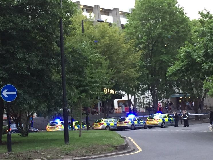 В центре Лондона неизвестные на мопедах напали на 20-летнего мужчину