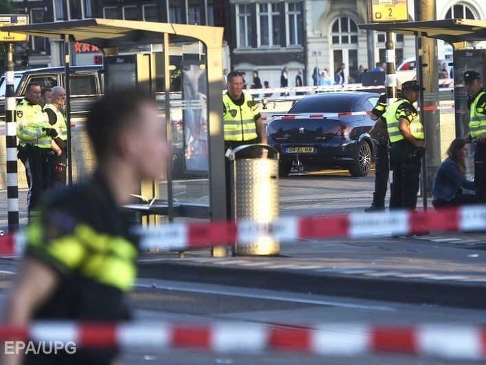 Возле вокзала Амстердама автомобиль наехал на пешеходов, восемь человек получили травмы