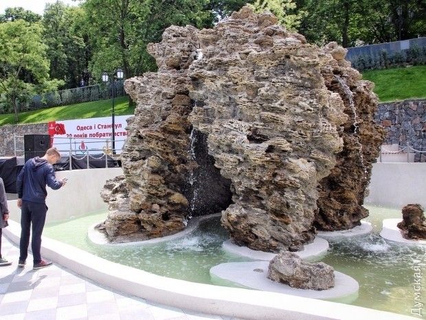 В Одессе брошенные туристами монеты вывели из строя фонтан &ndash; мэр