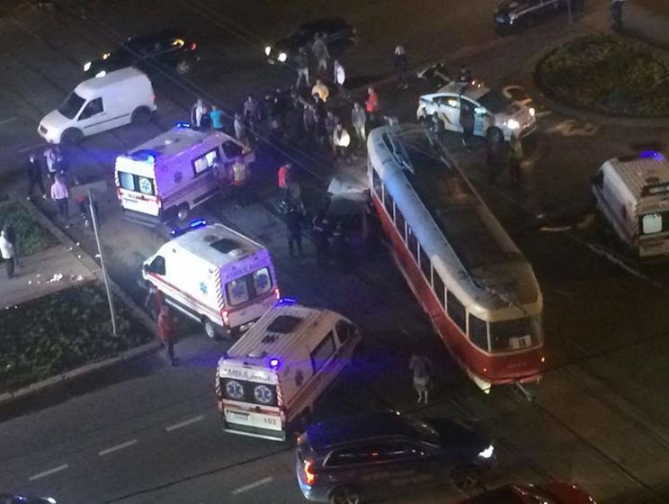 Нардеп Барна на автомобиле врезался в трамвай