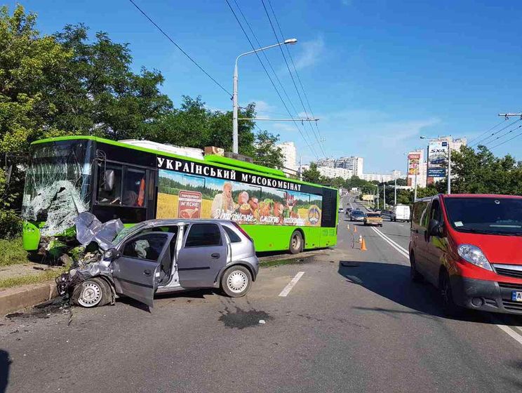 В Харькове в результате лобового столкновения погиб водитель авто, четверо пассажиров троллейбуса и водитель в больнице – горсовет 