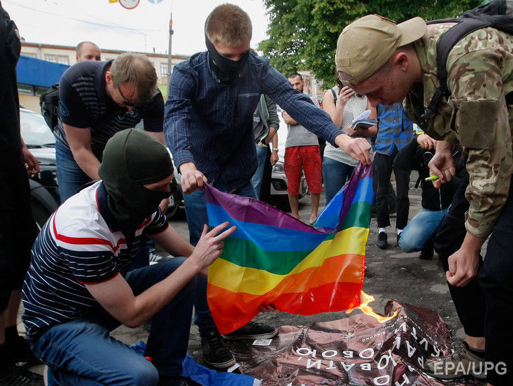 Группа лиц сожгла флаг ЛГБТ в центре Киева – полиция