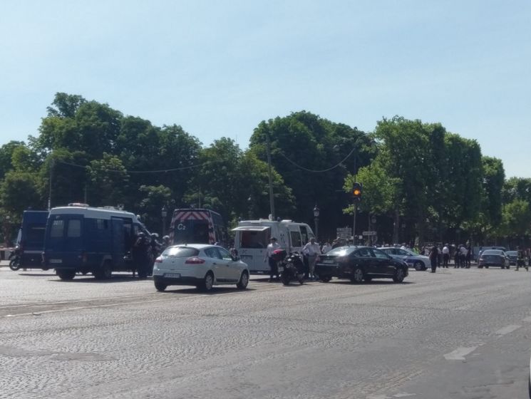 В центре Парижа неизвестный на автомобиле намеренно протаранил машину полиции
