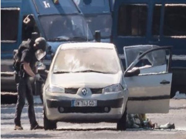 Протаранивший полицейскую машину в Париже мужчина присягал на верность ИГИЛ