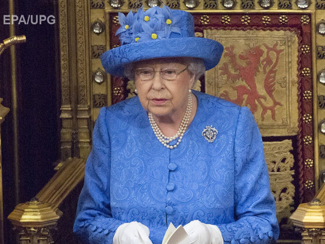 Британцы увидели сходство шляпки королевы Елизаветы II с флагом Евросоюза