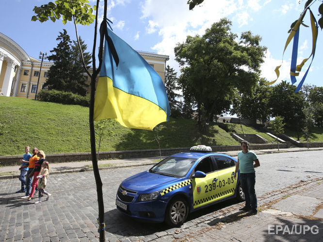 Легальных украинских таксистов планируют обозначать желтыми госномерами