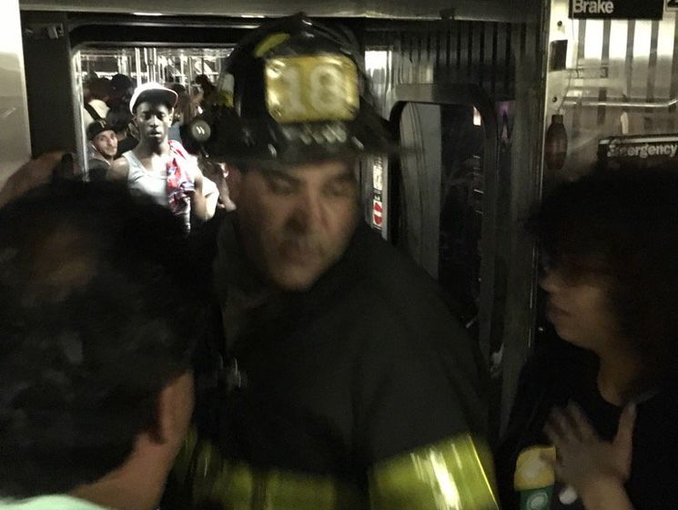 В Нью-Йорке с рельсов в метро сошел поезд, пострадали 34 человека