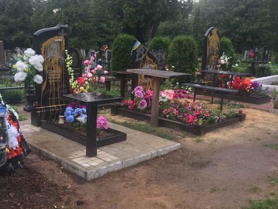 В Сумской области вандалы облили краской памятники на могилах бойцов АТО