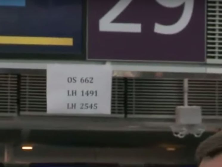 В аэропорту Борисполь информацию о рейсах разместили на листах бумаги