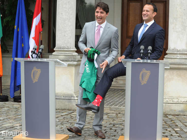 Ирландский премьер-министр встретил Трюдо в носках с символами Канады