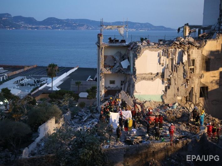 В развалинах дома в пригороде Неаполя обнаружили тела восьми человек
