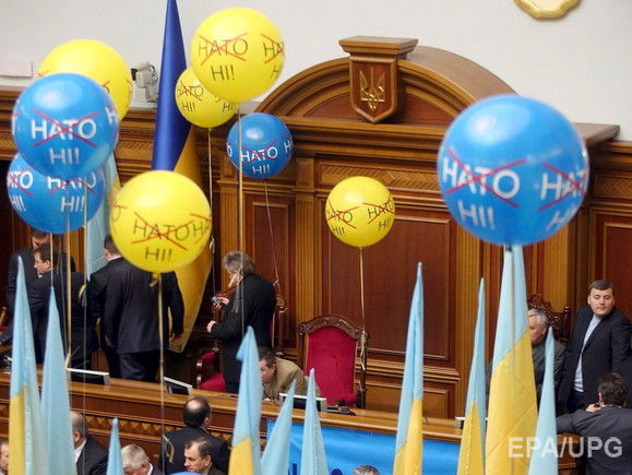 В НАТО извинились за видеоролик с танцами сторонников Януковича