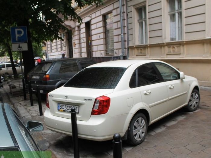 Во Львове выезд припаркованным на тротуаре машинам перекрыли столбиками